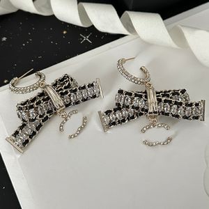 Venta superior Pendientes de diseño Stud Stud Alta calidad 18K Chapado en oro Cobre Pendiente de cristal Moda para mujer Marca Carta Joyería de boda para mujer Regalo de Navidad