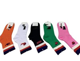 Top vente hommes femmes chaussettes de luxe bas de laine de haute qualité rues seniors chaussettes de genou confortables Designer i8