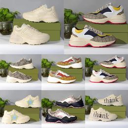 Top Series Nouvelles chaussures de créateur Baskets à plateforme Baskets de luxe Rhyton Top Shoes Chaussures de loisir à la mode Baskets en daim beiges pour hommes, baskets rétro imprimées pour femmes