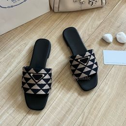 Topslippers designer slides luxe sandalen dames monolith mode flats slipper driehoek logo out of office sneaker strand casual schoenen C121401