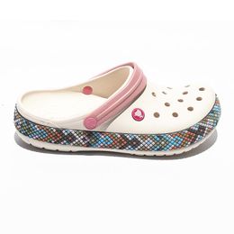 Top Summer Beach Shoes Mujeres Croc Clogs Casual Rainbow Garden Sandalias antideslizantes Slip on Girl Fashion Slides Outdoor