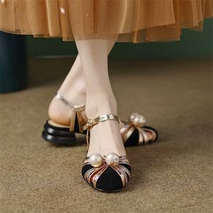 Top zomer sandalen met lage hak en holle kop voor dames met platte schoenen met klein ontwerp, zachte zolen parels 240228