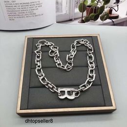 top Le même collier de créateur de mode pour les amoureux en alliage plaqué argent, imperméable et résistant aux couleurs, bijoux avec de très grandes lettres {catégorie}