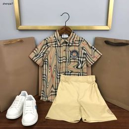 Top Tracksuit Designer Baby Clothes Kid Suit Taille 100-160 cm 2pcs Shirts à revers à manches courtes simples et à manches courtes et à manches courtes juin 15 juin 15