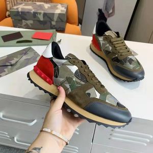 Top Vt Chaussures Femmes Valentin Luxurys Designer Camouflage Rockrunner Camo Men Trainers Chaussures Mesh Le cuir Tabot Rubber Stud Platform Sneakers Runners Athletic 39