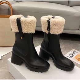 Top Dames Betty PVC Laarzen Beeled Bont Hoge hakken Kniehoge hoge Regenlaarzen Waterdichte Welly Rubberen Zolen Platform Schoenen Outdoor Regenschoenen Luxe Designer fabrieksschoenen