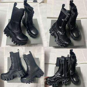 Oben BULLDOZER-SCHNÜRSTIEFEL FÜR DAMEN IN SCHWARZ-WEIßER Skizze auf mattem Kalbsleder 67155 Klobiges Design Dicke gezahnte Gummisohle Lederstiefel Designerstiefel Motorradbo