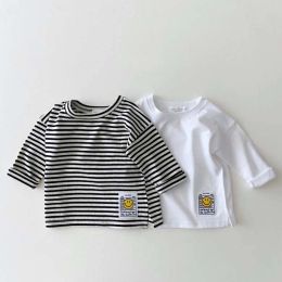 Tops 9297 coréen baby t-shirt Simple souriant face décontracté Tshirt automne hiver 2021 Bothing Shirt de garçon 03 ans T-shirt de fille