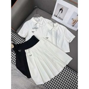 Tops Robes pour femme 24 Été Nouveau triangle Logo Flip Neck Shirt High Taist Hundred Pleas Slim Fit Short Jirt Fashion