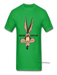 Tops Wolf Tees Hombres Camiseta verde Coyote Never Give Up Camiseta divertida Últimas camisetas con estampado de dibujos animados Ropa de equipo de algodón personalizada 2106238459367