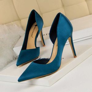 TopSelling Ladies Casual Satin bouche peu profonde pointu mariage Chaussures de luxe classiques côté creux discothèque sexy sandales minces escarpins à talons hauts pour femmes