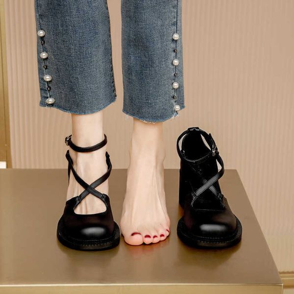 Sandalias de punta redonda de topselas de tops Tisos gruesos para mujeres 2022 Nuevo plato de verano Cross Button Girl Girl Summer Black Chunky Heel Zapatos