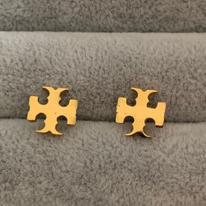 Eenvoudige klassieke jongen meisje luxe originele ontwerper kleine 1cm holle stud 316L roestvrij staal 18k goud zilver roos mannen vrouwen brief oorbellen dagelijkse outfit