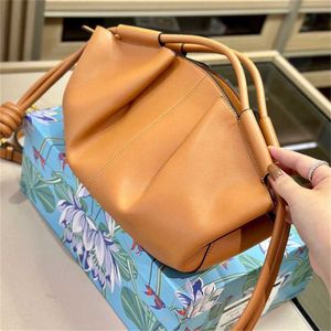 Sac fourre-tout nuage en cuir en cuir avec design de créneau Paseo Single Crossbody Dumpling