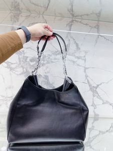 Tote One Shoulder Bag Black Crossbody Bag Tote Purse tendance Jumelé avec une chaîne de sac à boulettes