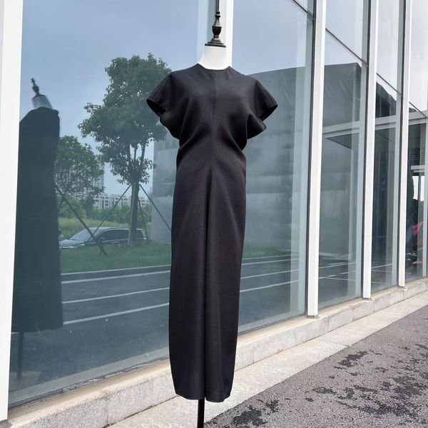 Vestido negro toteme Vestido largo medio de manga corta con cintura mezclada de viscosa de cáñamo