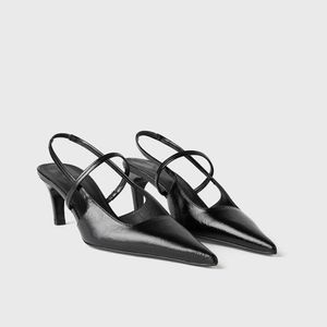 Toteme-Rindsleder Channel Nische schwarze spitze Modesandalen aus rissigem Lackleder mit geradem Riemen und hinten hohlen High Heels für Damenschuhe