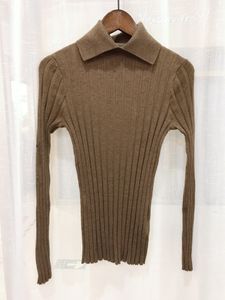 Toteme wollen gebreide damessweater met hoge hals, elastische pasvorm en onderlaag met vierkante hals