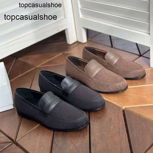 Les mocassins Toteme Original Pure Tolevas INS sont à la mode confortable et polyvalente.Les femmes britanniques portent des chaussures simples à orteil avec un pied
