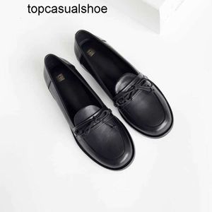 Toteme Zapatos redondos de diseñador Zapatos negros Zapatos originales puros únicos Zapatos para mujer Lefu con punta nueva Pajarita Zapatos de cuero pequeños con parte inferior plana Zapatos individuales