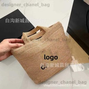 Totes 2023 Automne / hiver Nouvelle mode Sac fourre-tout polyvalent sac à main le sac à guichet Bento Sac de plage tissé T240425