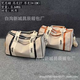 TOTES 2023 Été Nouveau sac d'oreiller Big Bag Handheld Som à hommes et aux femmes Haute beauté et sac de voyage de grande capacité T240425