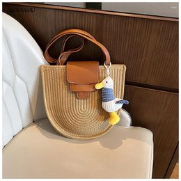 Totes 2024 Estilo rural Hierba tejida Bolsa de mujer Moda casual Exquisito Versátil Solo hombro Cubo de agua Tote