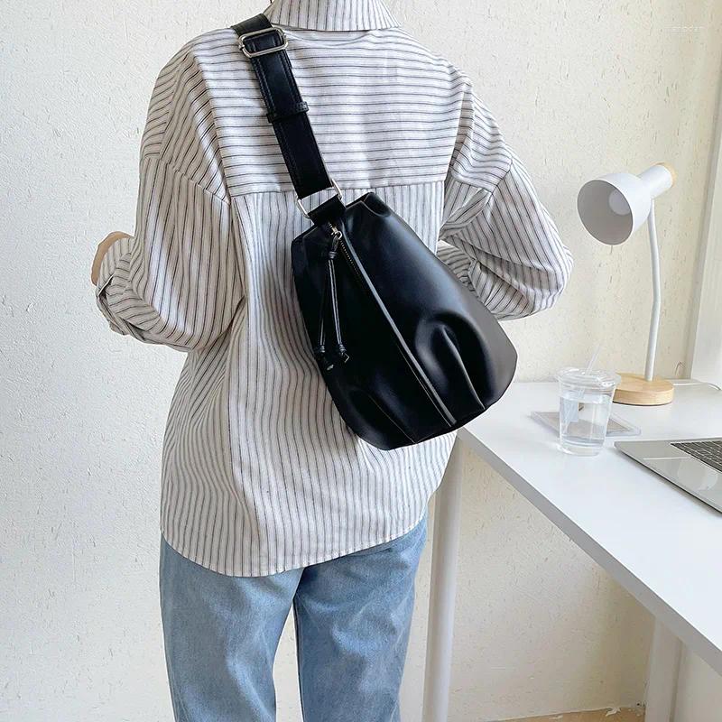 Totes 2024 Women's Korean Style Fashionable Niche Shoulder Bag Trendy Distinctive Crossbody Bucket