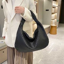 Sac fourre-tout Bottegaaveneta épaule tissée à la main pour femmes 2023 nouveau sac à main haut de gamme pour femmes style grande capacité sous les bras L L INUS