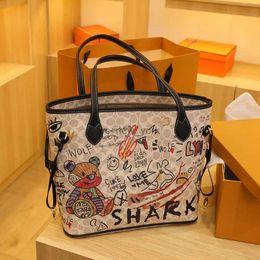 ToEs Cartoon Bear Soft Leather Graffiti Tote Bag 2023 Luxe designer Handtas Grote capaciteit Een schouderhondentandtand Bag Fashion Sale 240407