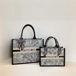 Totes Designer 2024 Vroege Lente Nieuwe Drijvende Licht Cloud Shadow Contrast Tote Bag Zijden Sjaal Handheld Damestassen DDABD