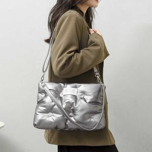 Totes Designer Down Gewatteerde Schoudertas Dames Luxe Pu Leer Stevige Handtas Damesmode Eenvoudig Gewatteerde Pluizige Winter Crossbody Tas Y2211