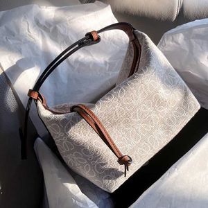 Totes Mode Designer de luxe Sacs à main pour femmes Toile de haute qualité Cubi Handheld One Mid Ancient Underarm Brodé Jacquard Boîte à lunch pour femmes Style mural