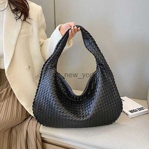 Totes New Vegan Leather Hobo Bag Tejido a mano Casual Mujer Media luna Bolso Gran capacidad Patchwork Cremallera Mujeres Tote Bolsos de hombro HKD230818