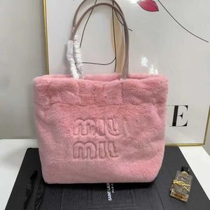 Totes Sacs à bandoulière Automne et hiver nouveau produit m-u sac fourre-tout en fourrure une épaule portable en peluche shopping couleur bonbon navette rose