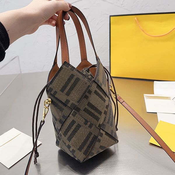 Totes Sacs à bandoulière Marque Sacs seau tissés pour femmes Designer Sac à bandoulière en cuir de haute qualité Mignon F LOGO Sac à main et sac à main Sac à bandoulière design Sac de luxe