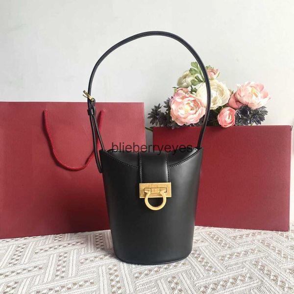 Totes Bolsos de hombro Cross Body 2023 Nuevo diseñador de lujo Bolsa de papas fritas Trifolio Bolso de mujer Bolso de hombro Bolso de cubo para axilas Cubo portátilblieberryeyes