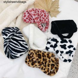 Totes Small Women's Trend 2022 Designer Plush Animal Print Faux Fur Shopper Purse Bolso de mano para mujer Furry Shoulder Tote Bag eleganteendibags