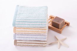 Lot de 4 serviettes de bain en coton absorbant à rayures ultra douces surdimensionnées et respectueuses de l'environnement.
