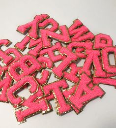 Letras bordadas de toallas se adhieren en la aplique de parche para bolsas de ropa Nombre de bricolaje Badge Alphabet Patches Accesorios 5.5 cm