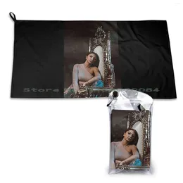 Fille serviette avec chaise en or