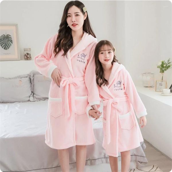 Serviette de style coréen Cartoon Girl automne et hiver épaissie chemise de nuit mi-longue avec capuche à lacets peignoir en flanelle parent-enfant