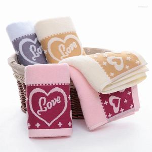 Handdoek T099A 2024 Waterabsorberende bruiloft Klein geschenk hartvorm katoen haar gezicht met '' love ''