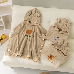 Handdoeken Gewaden Cartoon Babybadhanddoek Coral Fleece Katoen Strandlaken met capuchon Born Cape Handdoek Zachte Poncho Kinderbadtouw Washandje Babyspullen 231212