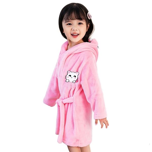 Serviettes Robes Flanelle enfants peignoir épais bébé filles dessin animé à capuche peignoir enfant en bas âge serviette de bain Robe hiver bébé vêtements de nuit 231006