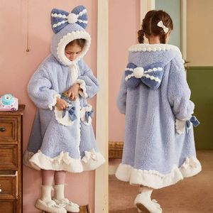 Serviettes Robes À Capuchon Enfants Peignoirs pour Filles Princesse Enfants Chemise De Nuit Hiver Épaissir Flanelle Pyjamas Bébé Corail Polaire Maison Robe 231211