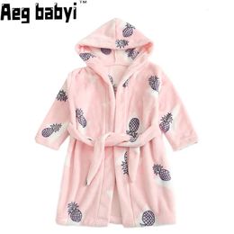 Serviettes Robes Enfants Robe de bébé Sweats à capuche de bande dessinée Fille Vêtements de nuit pour garçons Bonne qualité Serviettes de bain Enfants Peignoir doux Pyjamas Vêtements pour enfants 1-7 ans 231204