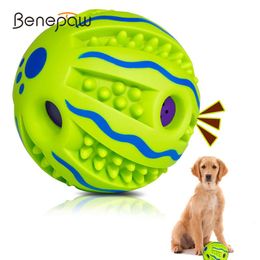 Jouets Benepaw Wobble Tough Dog Ball pour les grands, moyens et petits chiens à mâcher interactif intégré couineur sûr jouets pour animaux de compagnie formation broyer les dents