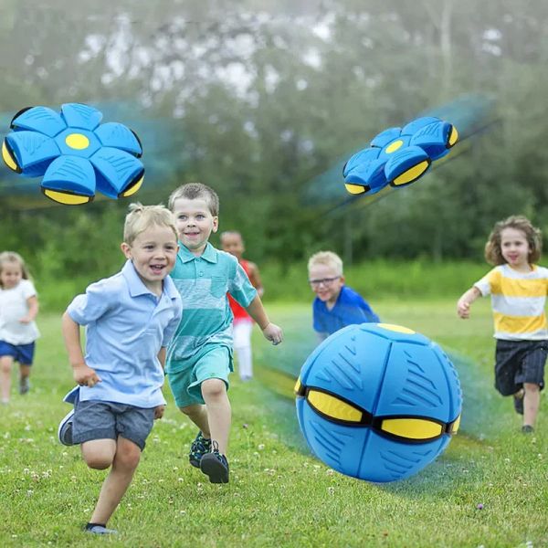 Toys Toys Dog Toys Flying Ufo Saucer Ball Games de entrenamiento Ball Interactive Outdoor Magic Deformación plana Disc Ball Suministros de mascotas