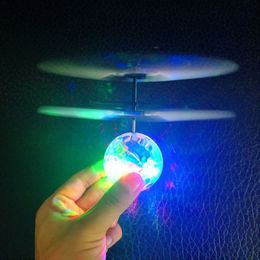 Juguetes Niños Mini IR Sensing RC Helicóptero Aviones Volando Shinning LED Iluminación Quadcopter Dron Trípode Luminoso Bola Fly Helic 230621